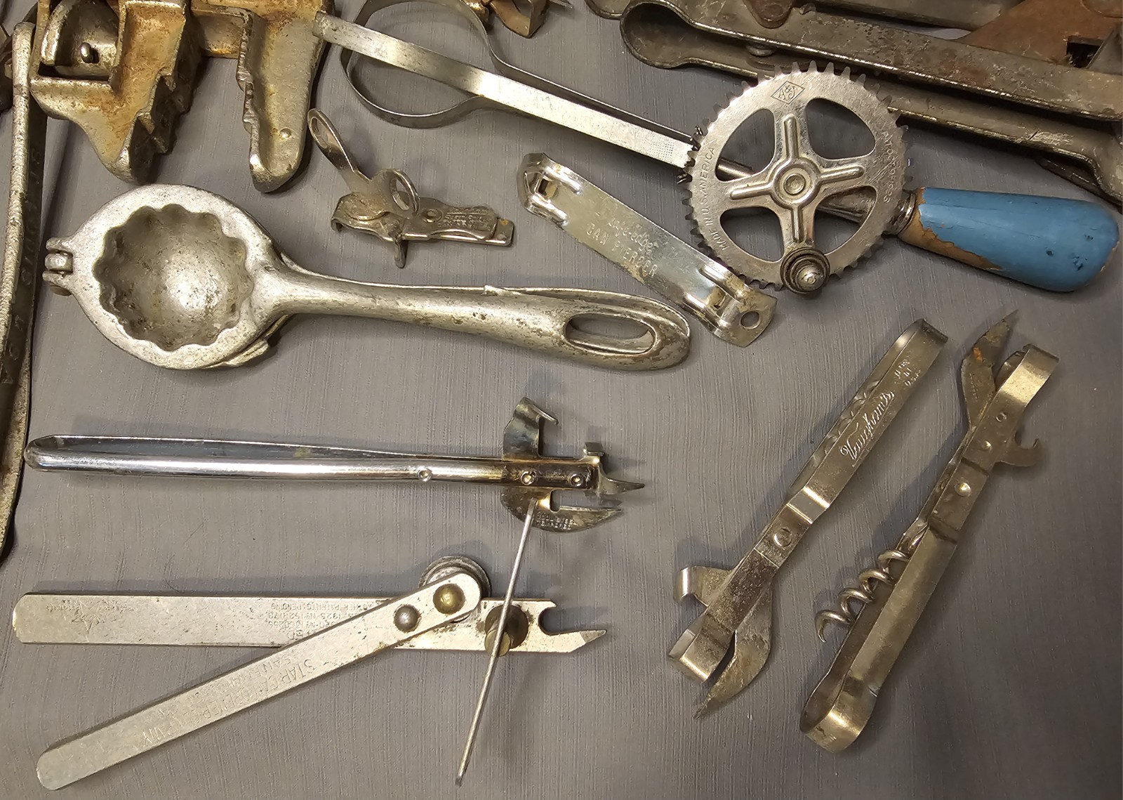Posten (30) Küchenutensilien Werkzeuge Gadgets Antik Vintage Primitiv 3/3 LOTS – Bild 2