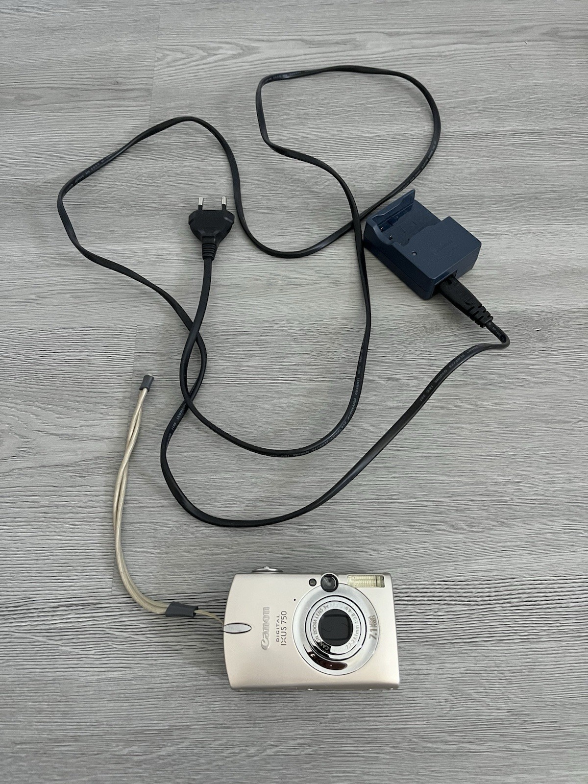CANON DIGITAL IXUS 750 Digitalkamera 7,1MP Kompaktkamera   Bildschirmfehler