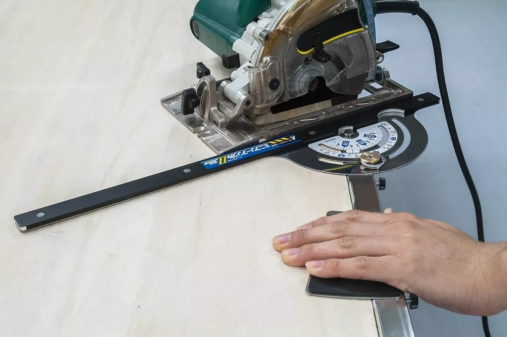 Adjustable circular saw guide outlet