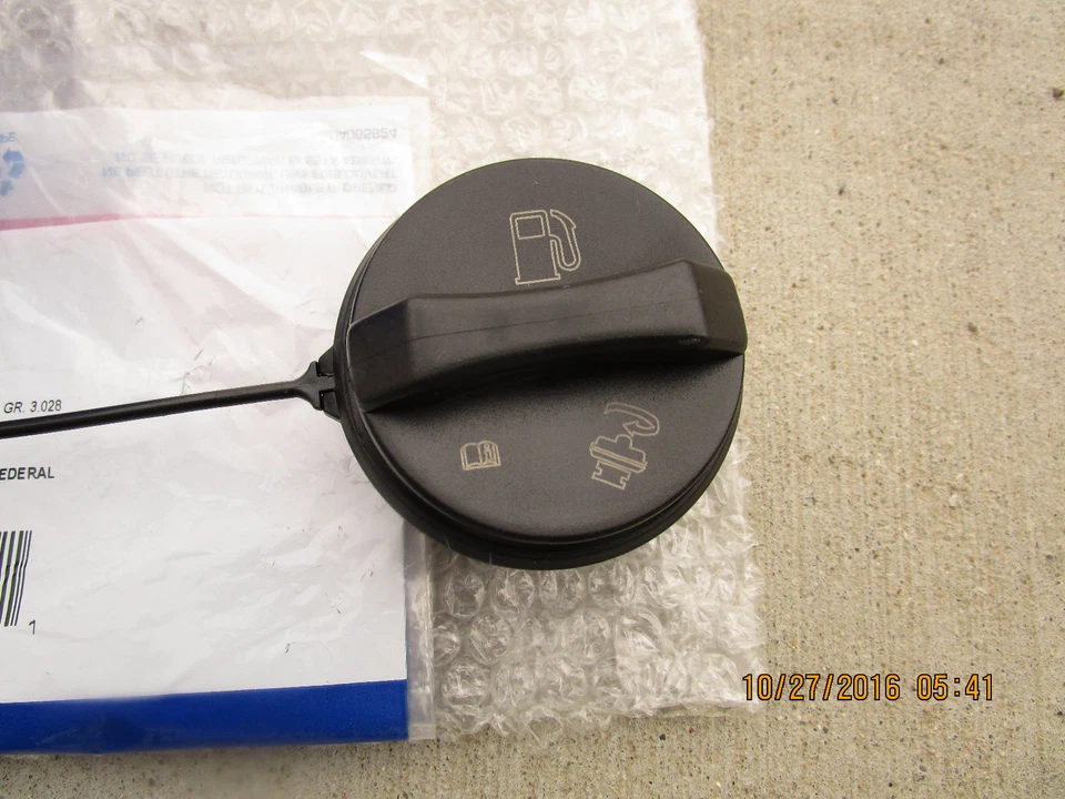 98 - 02 SATURN SC1 SC2 SL SL1 SL2 TAPA DE LLENADO DEL TANQUE DE GASOLINA CON CORREA NUEVO GT265 Foto 2 de 4