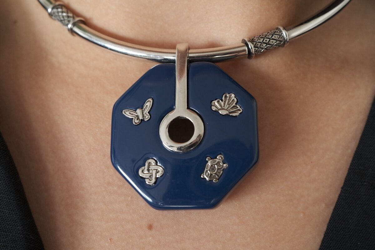 VINTAGE GIVENCHY 1976 CHOKER NECKLACE EPOXY HEXAGON PENDANT VINTAGE GIVENCHY 1976 CHOKER NECKLACE EPOXY HEXAGON PENDANT