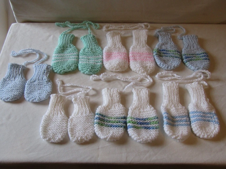 HAND KNITTED VERSCHIEDENE BABY FÄUSTLINGE IN VERSCHIEDENEN FARBEN 0-3 MONATE ODER 3-6 MONATE (AUSWAHL).