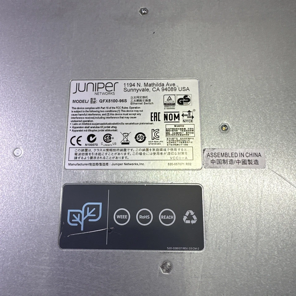 Conmutador de centro de datos Juniper QFX5100-96S 96 puertos 10 GbE SFP+ Foto 2 de 4