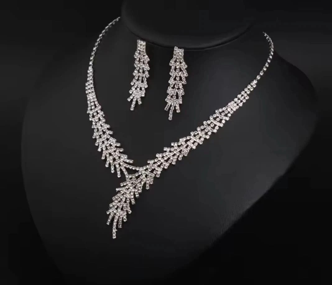 Parure cristaux strass et collier de mariage raffiné dans son coffret luxe rigide argenté