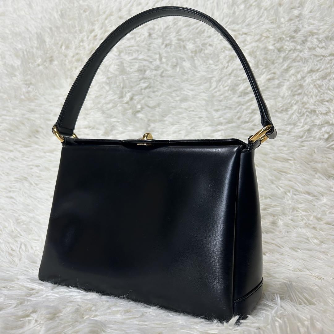 Excellent Condition GUCCI GG Leather Turn Lock Shoulder Bag with 3 Compartments