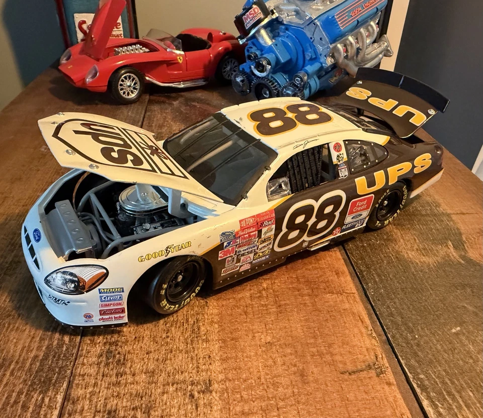 Coche diecast NASCAR Dale Jarrett #88 UPS Racing 1:24 de colección modelo raro limitado Foto 2 de 4