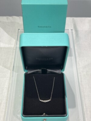   Tiffany & Co. East West Collier - graduiert 7 Diamanten - 0,37ctw (NJL029094)