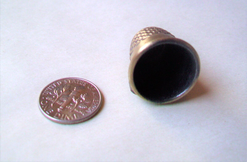 DEDAL DE LATÓN VINTAGE CON UN DISEÑO "2000" FIJADO - Imagen 2 de 3