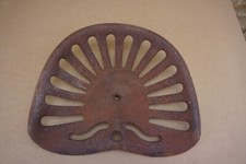 ANCIEN SIÈGE DE FAUCHEUSE, TRACTEUR EN FONTE (À NETTOYER)