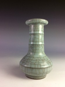 Song Dynasty guan style, Chinese celadon string with crackle line glaze vase