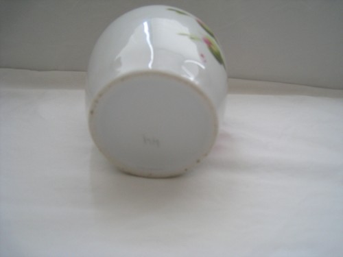 OLLA MERMELADA DE PORCELANA PINTADA A MANO SIGLO XIX 6”H 4”W ROSAS Y BROTES, TAPA DE LATÓN GRABADA - Imagen 7 de 7