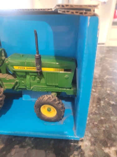 ERTL 581 JOHN DEERE MODEL COMPACT UTILITY TRACTOR WIDE FRONT 1:16 SCALE, 1999 - Picture 4 of 12