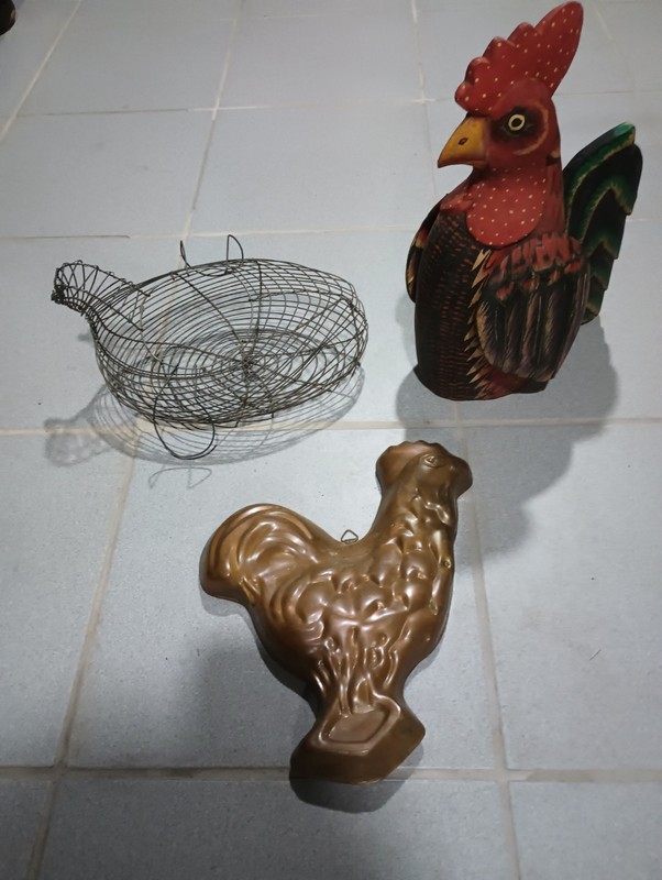 Lot Of Vintage Chicken And Rooster Decor Metal Egg Basket Copper Rooster