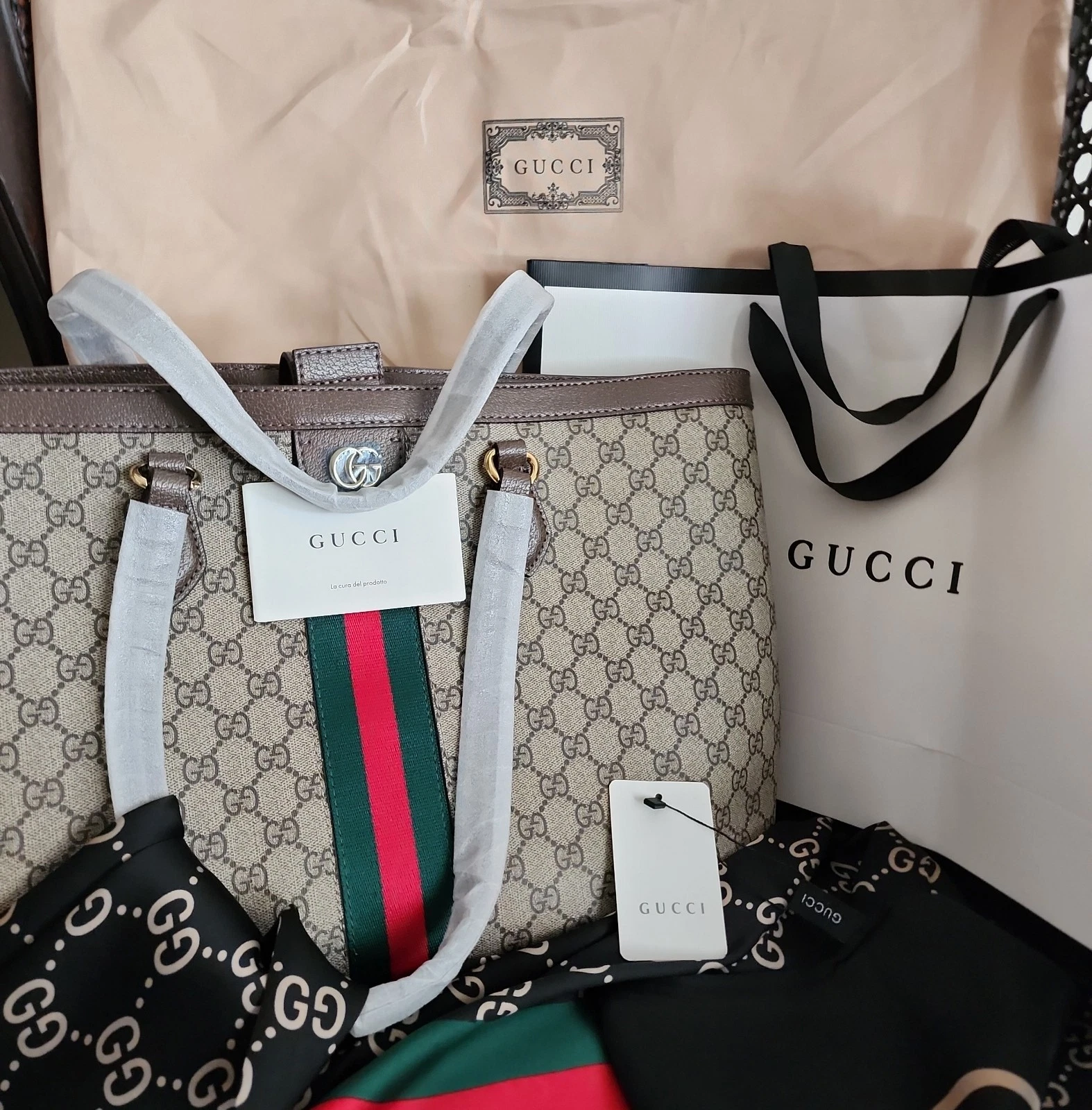 Sac à main fourre tout ☆ GUCCI ☆ avec écharpe en soie. ?.