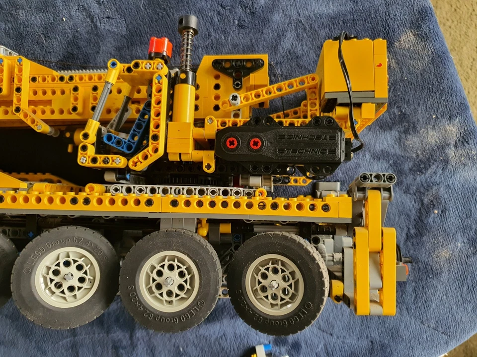 LEGO Technic 8421 Mobile Crane, photo 4 of 5