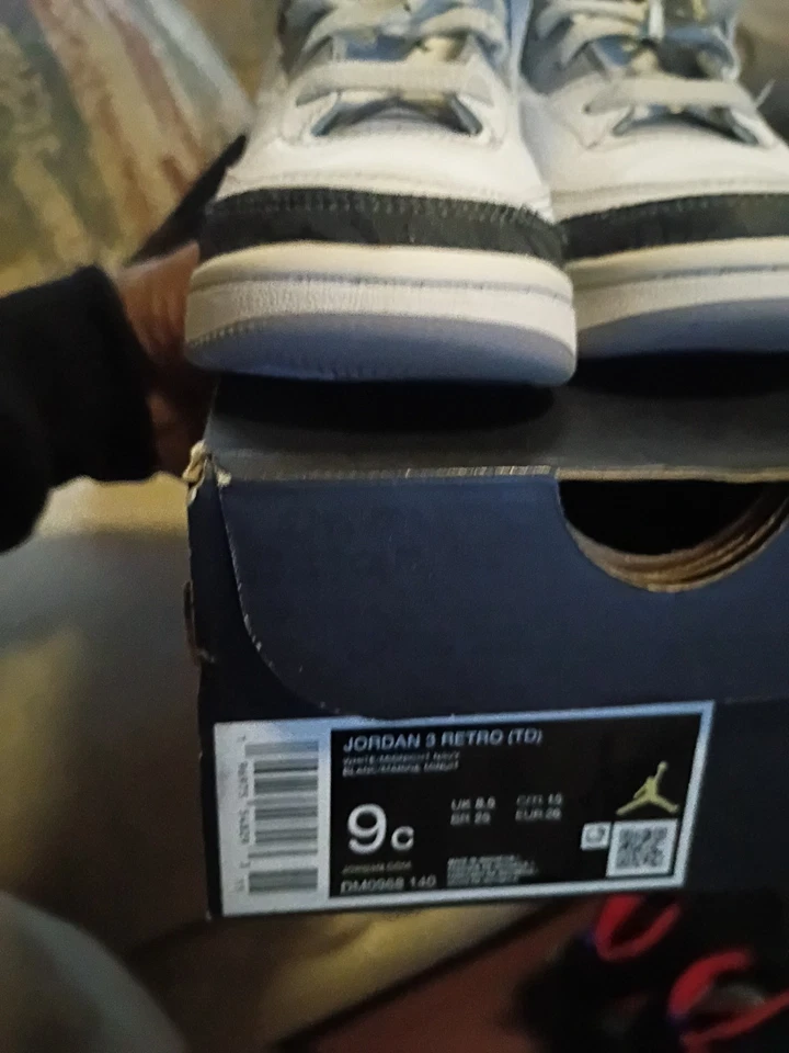 Jordan 3 Retro 9C para niños pequeños Foto 2 de 4