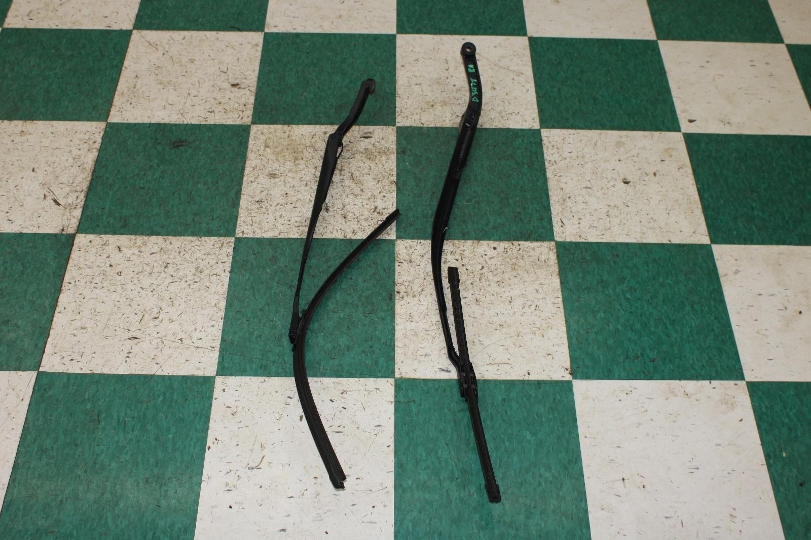 Maserati Quattroporte 2014-2021 Front Right Wiper arms Pair