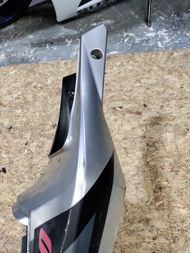 2003-2004 SUZUKI GSXR 1000 OEM TAIL FAIRING DAMAGED - Foto 5 di 10