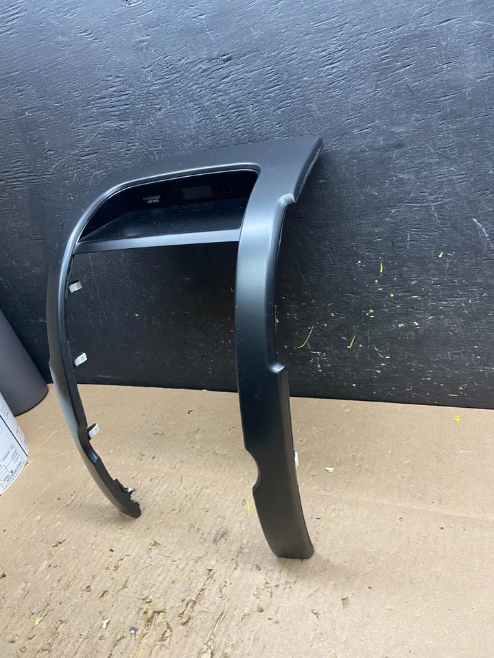 2011 to 2013 Kia Sorento Center Radio Climate Control Clock Trim T6444 DG - Image 3 of 4