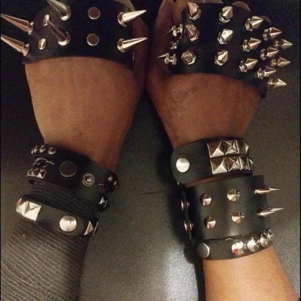 Pulsera punk de cuero sintético gótico con espiga emo remaches brazalete negra 9 piezas Foto 3 de 4