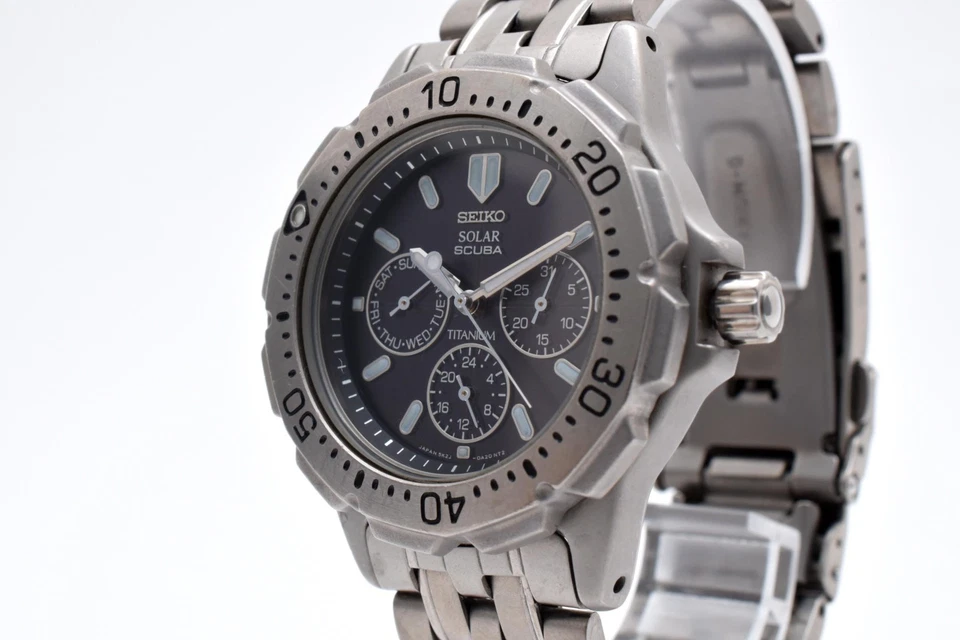 [N MINT] Seiko 5K2J-0A30 Black Dial Scuba 200M Day Date Solar Quartz Watch JAPAN - Image 2 of 4