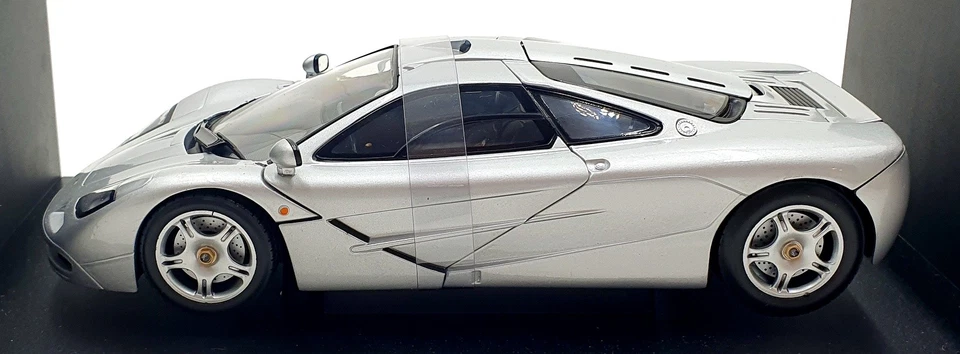 UT Models 1/18 Scale Diecast 530 133180 - McLaren F1 Roadcar - Silver - Image 3 of 4