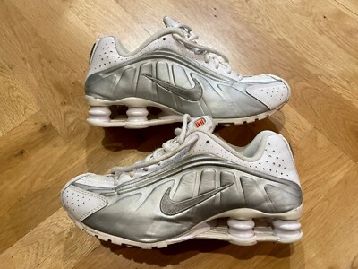 Nike Shox R4 White Metallic Silver Trainers Sneakers shoes Nike Shox R4 White Metallic Silver Trainers Sneakers shoes