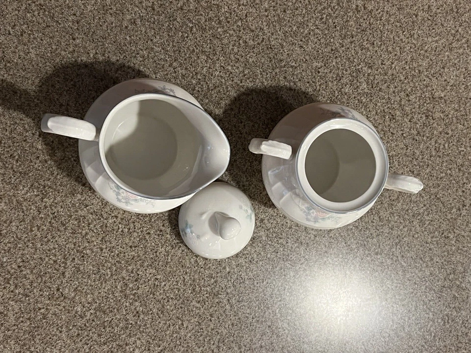 Cuenco de crema y azúcar Royal Doulton VALENCIA con tapa hecho en INGLATERRA Foto 3 de 4