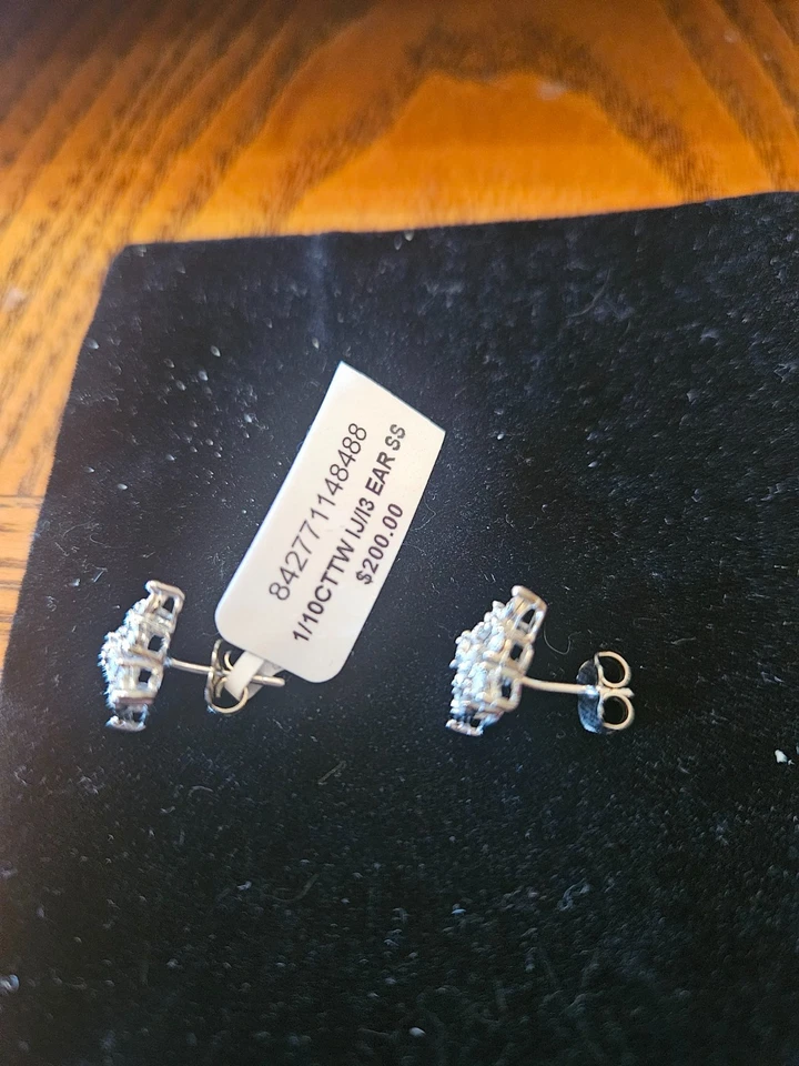 Aretes con racimo de diamantes de 1/10 quilates en plata de ley nuevo con etiquetas Foto 4 de 4