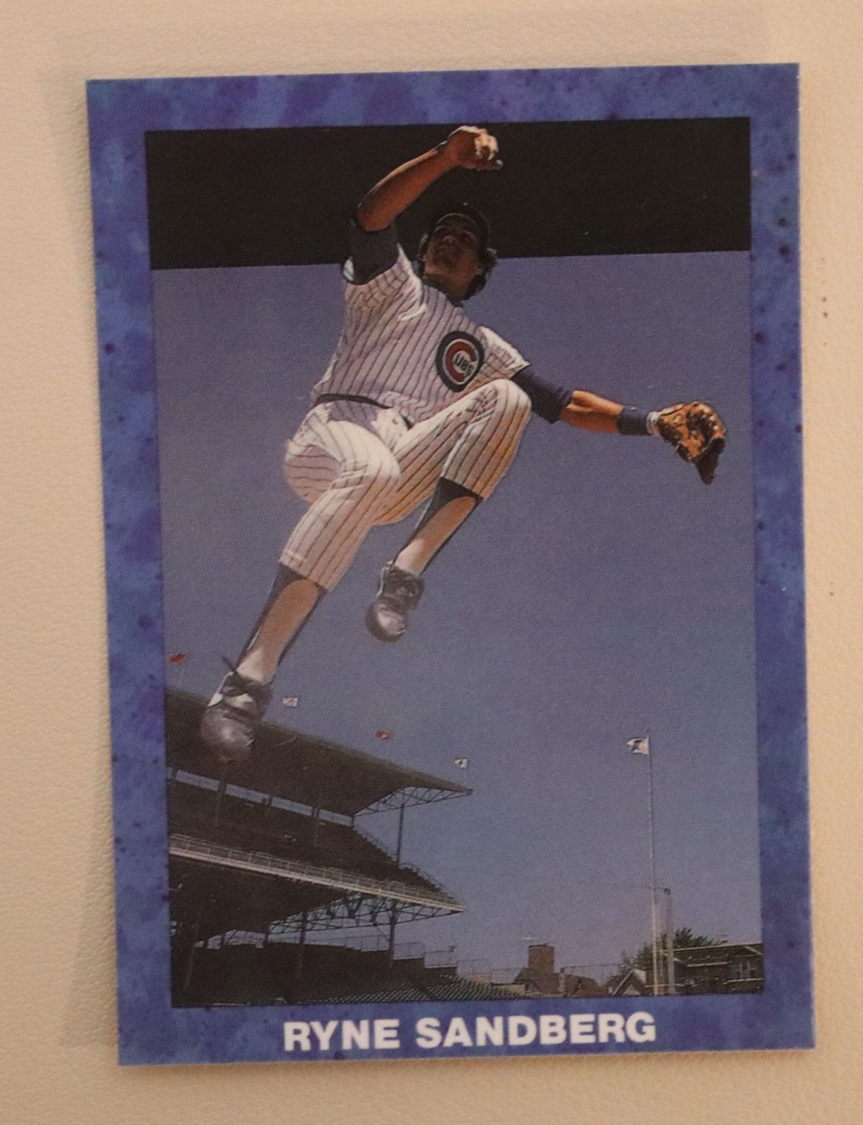 Ryne Sandberg - Chicago Cubs - Blue Border Jumping in Wrigley Field Broder Card