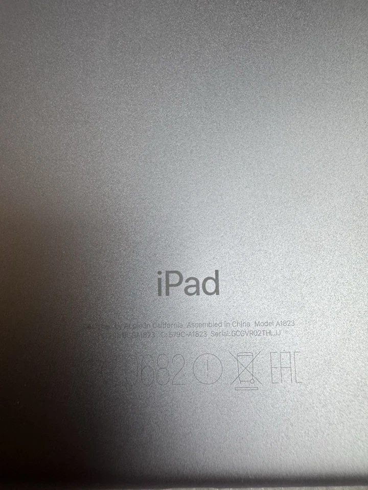 Apple iPad (5th Generation) 32GB Wi-Fi + Cellular Space Grey - Read Description - Image 3 of 4