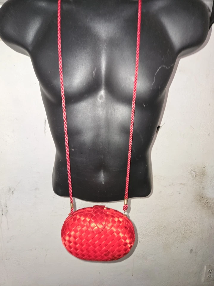 Cartera rígida tejida satinada roja vintage, Whiting & Davis con correa con cordón Foto 2 de 4