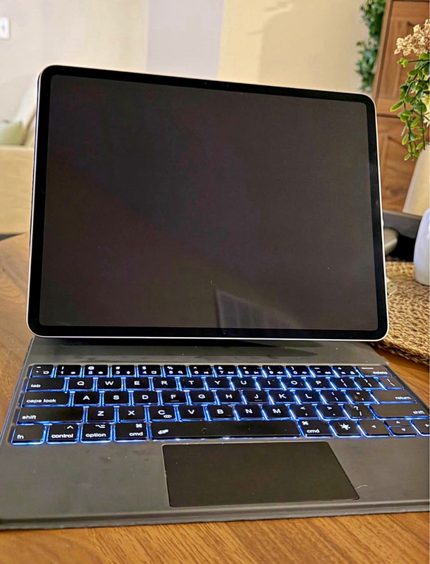 13-inch iPad Air Wi-Fi 256GB - Space Gray + Bluetooth Keyboard