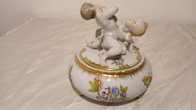 neuer Preis - Herend Dose rund 17 cm 2 Putti und 3 Füßchen Dekor Queen Viktoria