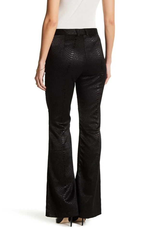 Pantalones para mujer Romeo + Juliet Couture 154431 acampanados con estampado de serpiente negros talla Grande Foto 2 de 2