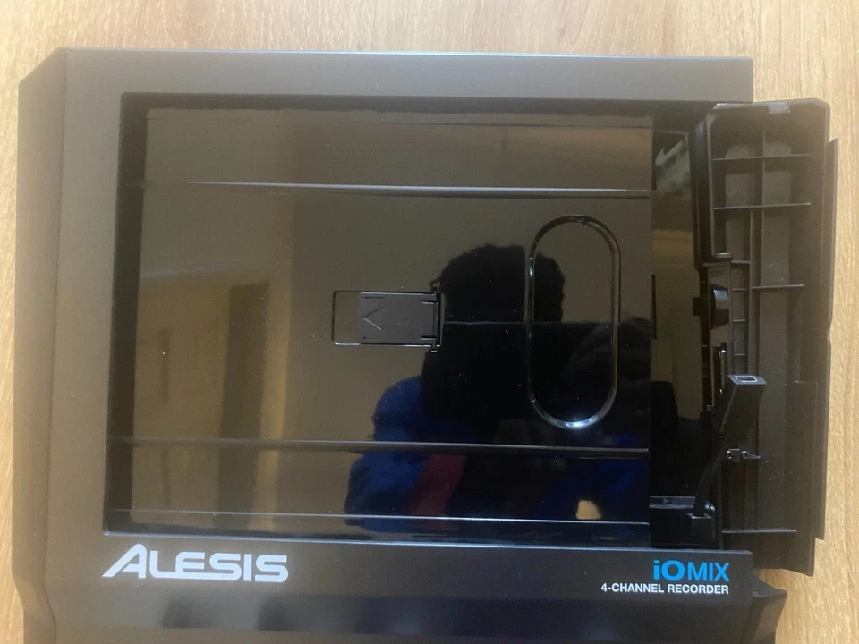 Alesis iO MIX - 4 Channel Audio Interface & iPad Mixer - Image 3 of 4