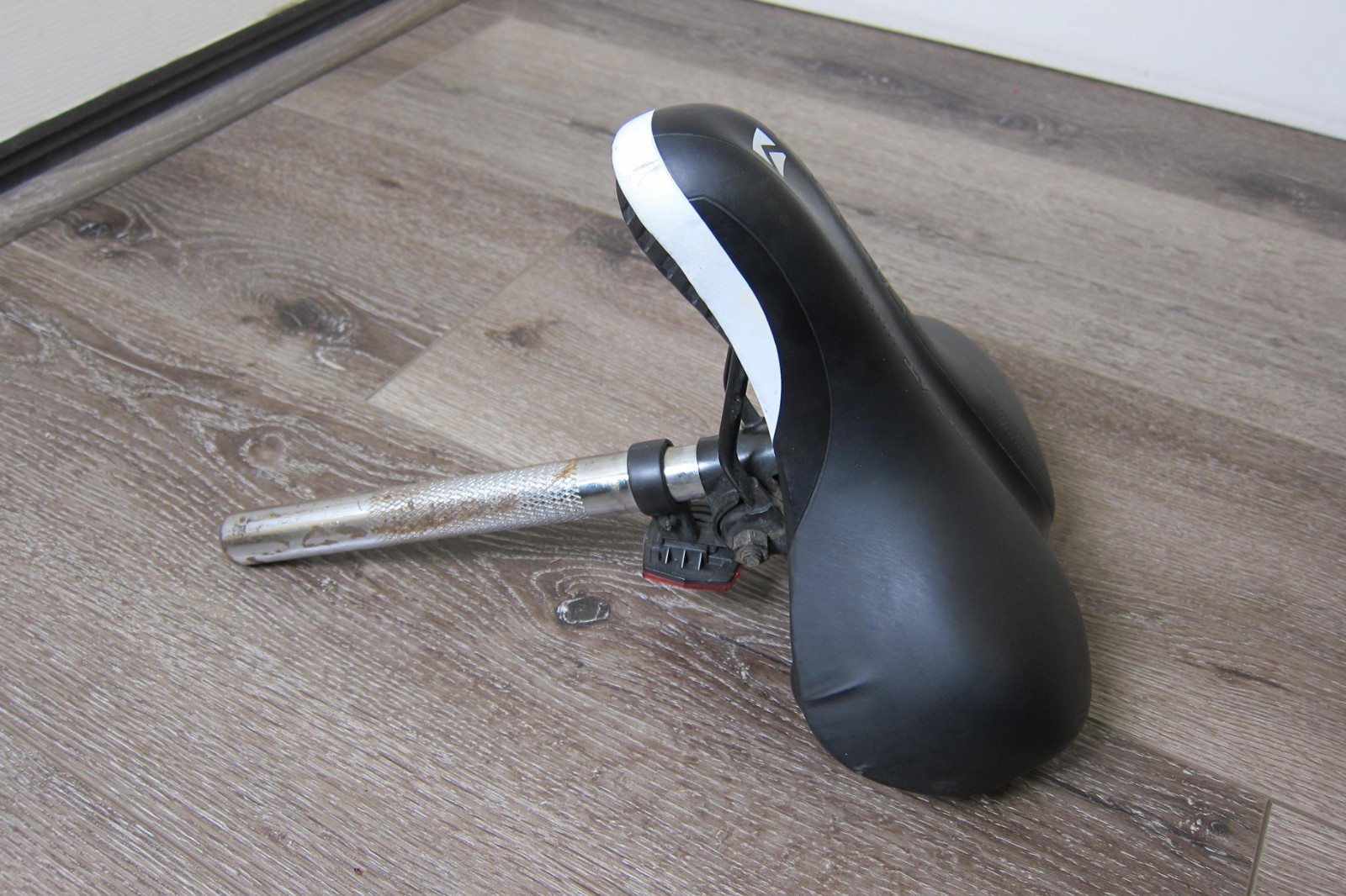 Vader BEAT Super soft No Pressure Bike seat Black