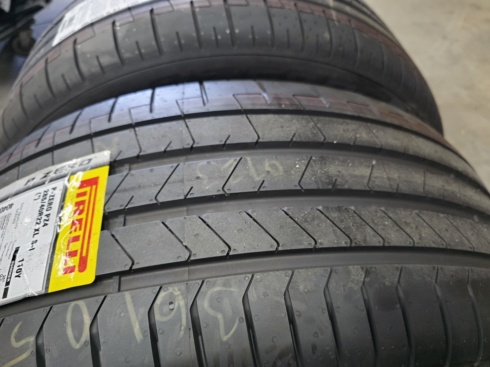 ROLLS ROYCE CULLINAN PIRELLI TIRES FRONT & REAR 285/40R22 110Y XL 255/45R22 107Y