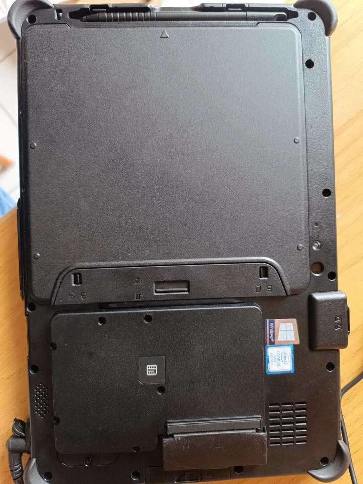 Tablet Getac F110 per uso professionale con doppia batteria. - Immagine 3 di 4