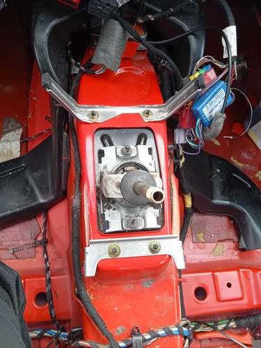 Audi A4 B5 1,6L - Halterung Mittelkonsole auf Getriebetunnel