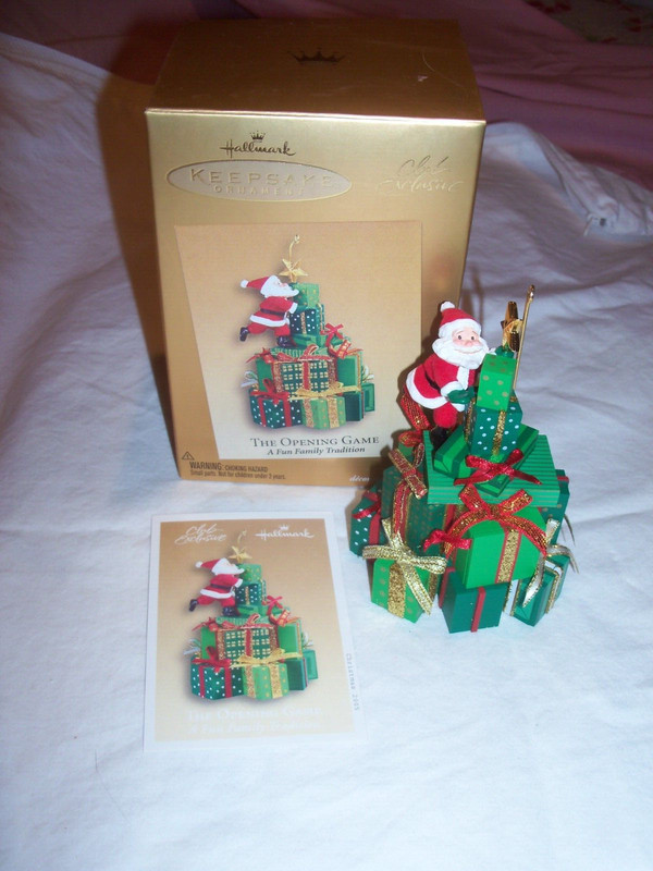 2005 HALLMARK ORNAMENT THE OPENING GAME - FIND THE HIDDEN STAR IN GIFT BOXES