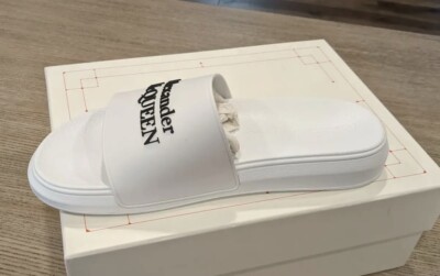 【Alexander McQUEEN】Pool Slide/追跡+関税+全国送料込み McQueen Oversized Pool Slides | Saks Fifth Avenue