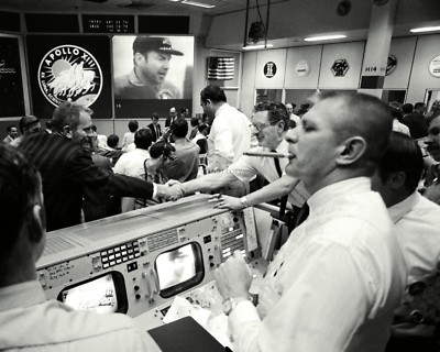 MISSION CONTROL CELEBRATES RETURN OF APOLLO 13 KRANZ - 8X10 NASA PHOTO (AA-247)