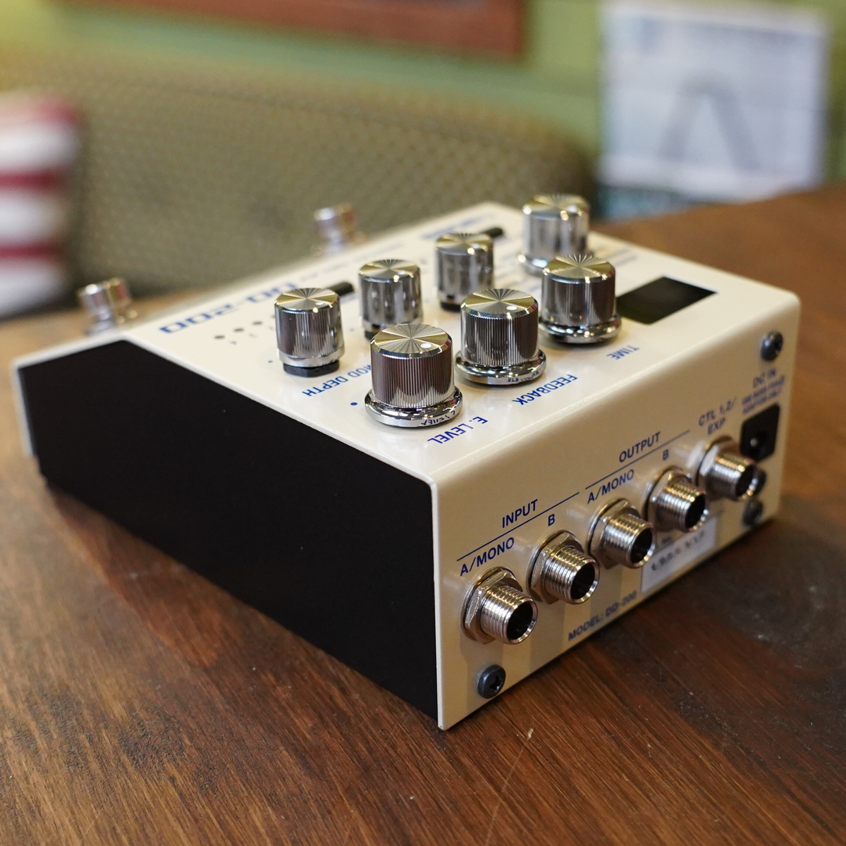 BOSS DD-200 DIGITAL DELAY 12 Delay Modes Standard Analog Tape Drum