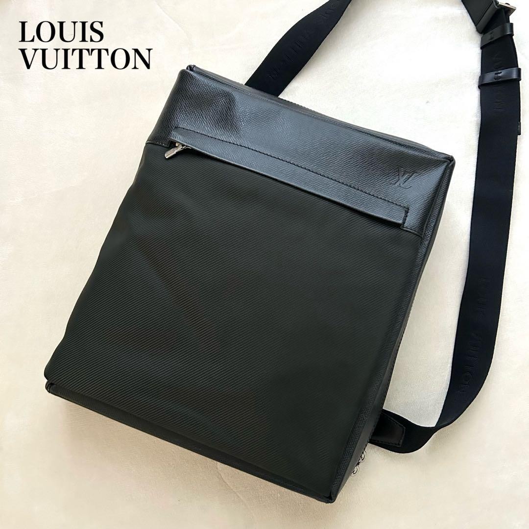 Good condition Louis Vuitton Taiga Beluga shoulder bag body bag