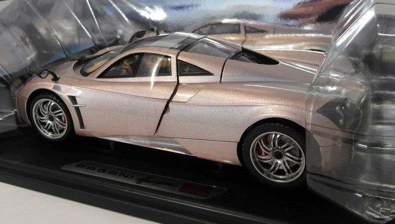 Motormax Escala 1/18 73100PTM Pagani Huayra Metalizado Plata/Dorado Foto 3 de 4
