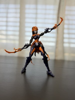 Hasbro Transformers Universe Crystal Widow
