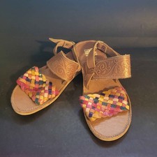 Par de sandalias huarache de cuero mexicano hechas a mano con correa tejida multicolor