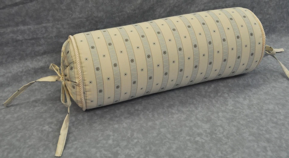 Almohada reforzada hecha con tela a rayas azul y crema Ralph Lauren Indochine Dobby Foto 3 de 4