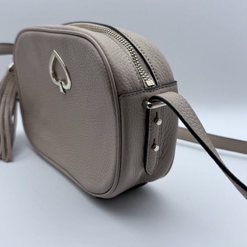 Borsa a tracolla per fotocamera Kate Spade Kourtney, pelle ciottolata rosa talpa - Foto 5 di 10